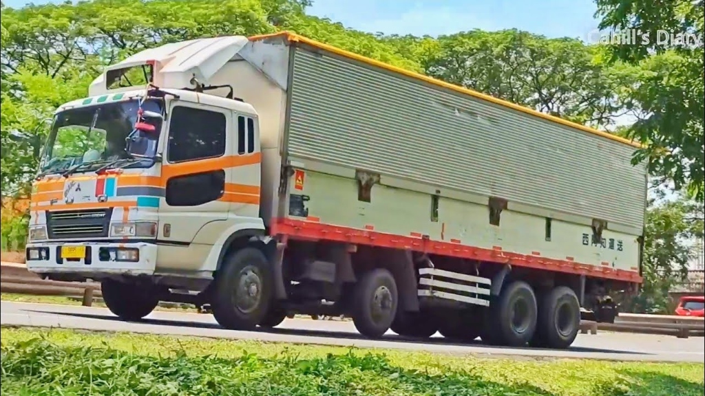 Mitsubishi Fuso Tronton Box